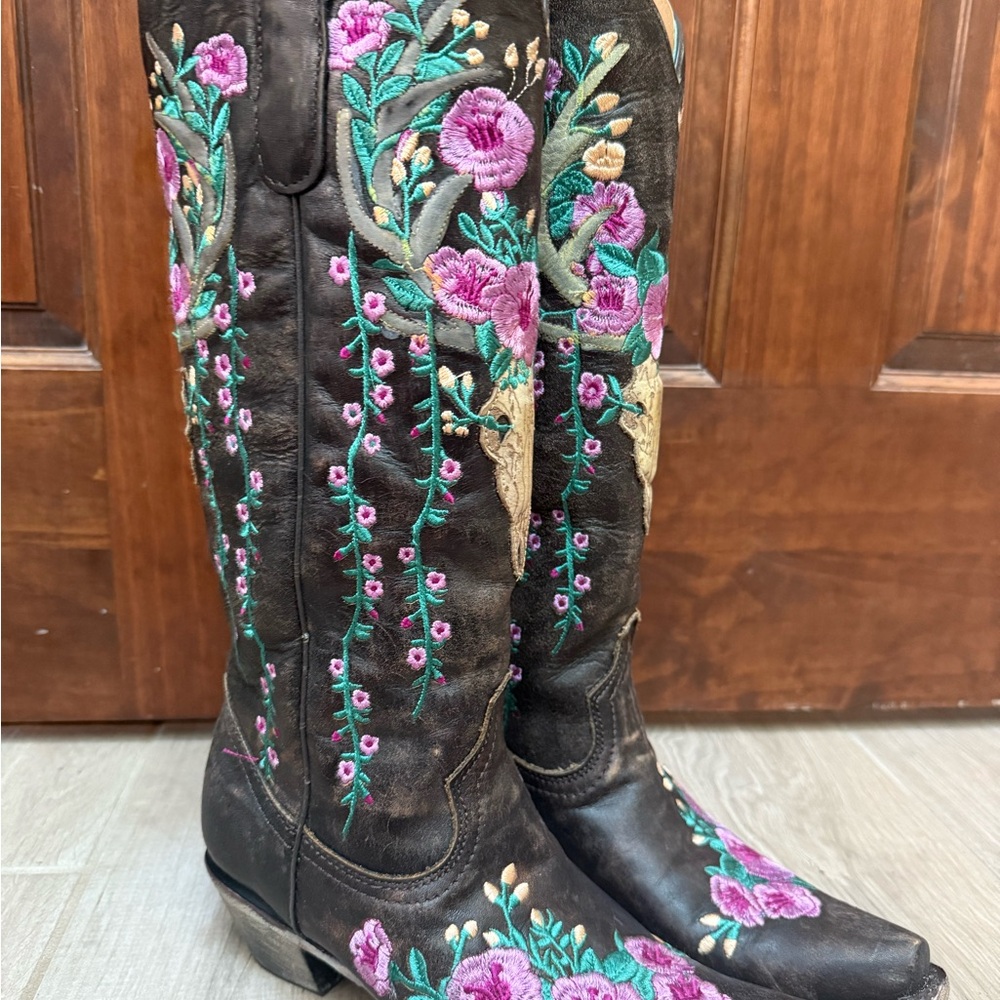 Black and Purple Heeled Boots with Floral Embroidery